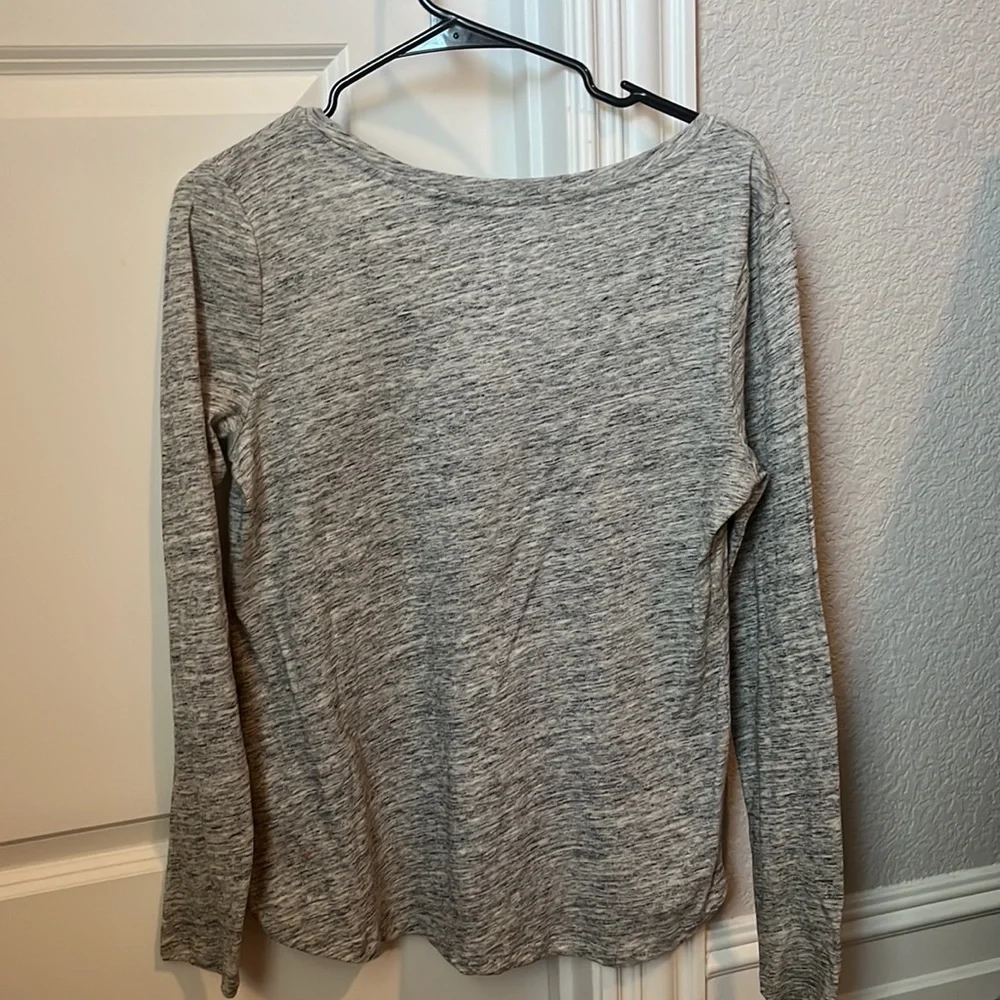Old navy basic gray tee - Picture 3 of 3